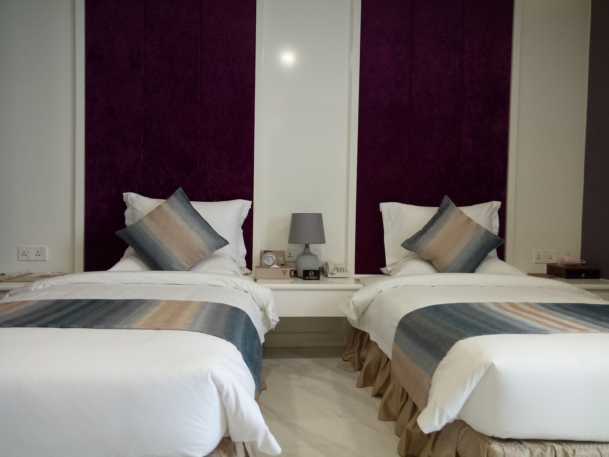 V Boutique Hotel Пномпень Экстерьер фото