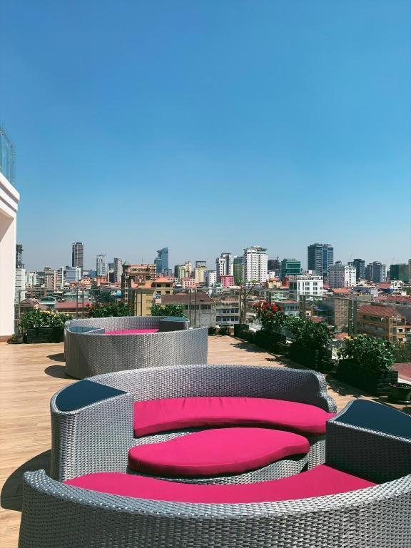 V Boutique Hotel Пномпень Экстерьер фото